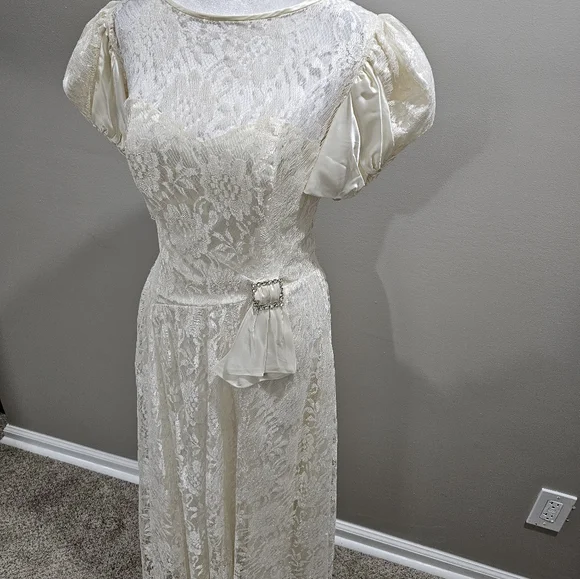 Vintage Wedding Dress - Picture 2 of 8